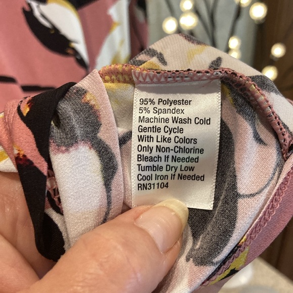 The Limited- mauve colored, floral, poly/ spandex blend beautiful blouse - Picture 7 of 7